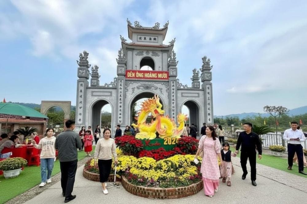 M&ugrave;a lễ hội tại đền &Ocirc;ng Ho&agrave;ng Mười Nghệ An.